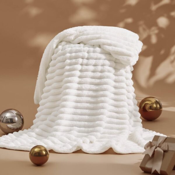 Bedsure White Throw Blanket - Image 5